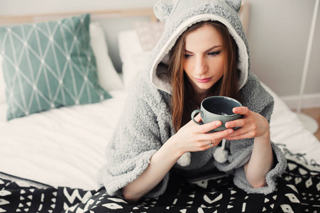 在懒惰的周末早上喝杯茶或咖啡来降温照片