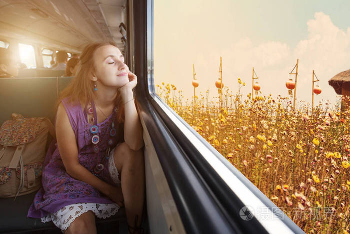 乘火车旅行的漂亮女人