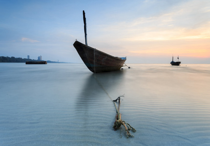 渔船在今敏奥海滩，泰国罗勇府