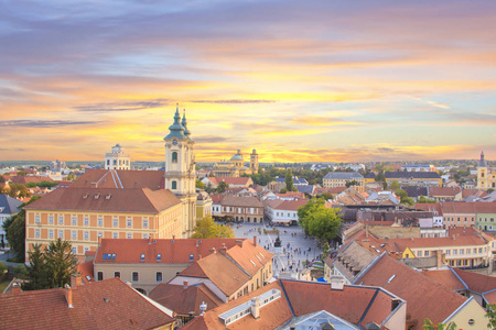 少数民族教堂的美丽的看法和 Eger, 匈牙利的城市全景, 在日落