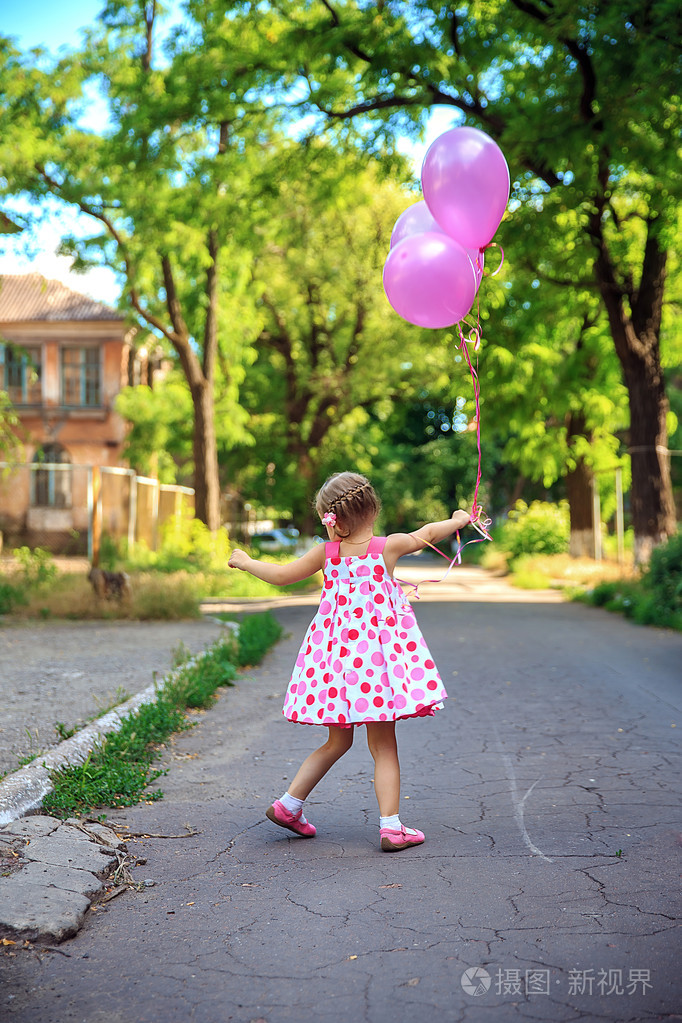 小女孩玩粉红色空气气球,情感上的 bneautiful