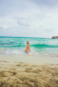在海浪浪花中快乐的少女图片