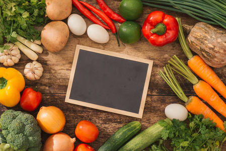 烹饪课的概念。桌子上黑板周围的新鲜蔬菜
