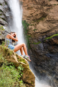 巴西里约热内卢山脉瀑布旁边的女孩