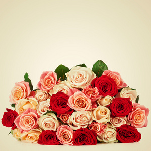明亮多彩多姿的束玫瑰花。天然的花背景