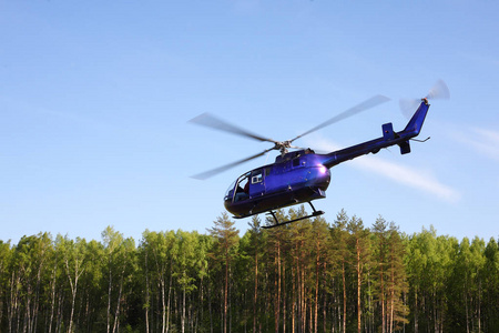飞机紫直升机低空飞行