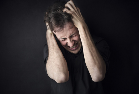 绝望的男人遭受着情感上的痛苦,悲伤和深深的抑郁绝望的男人遭受着