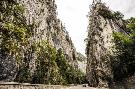 路在二山之间