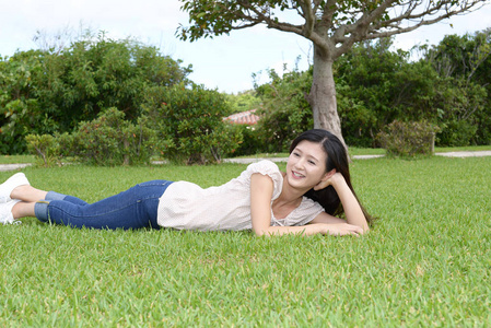 女人躺在草地上