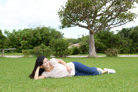 女人躺在草地上