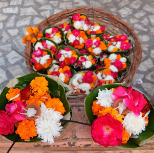 花为恒河 Aarti 仪式在 Parmarth Niketan 道场在日落。诗是世界的瑜伽之都, 有许多瑜伽中心, 也吸引游客