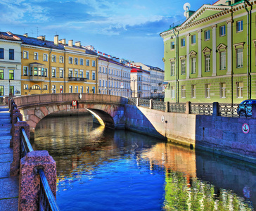 圣彼得堡的冬桥和 Millionnaya 街