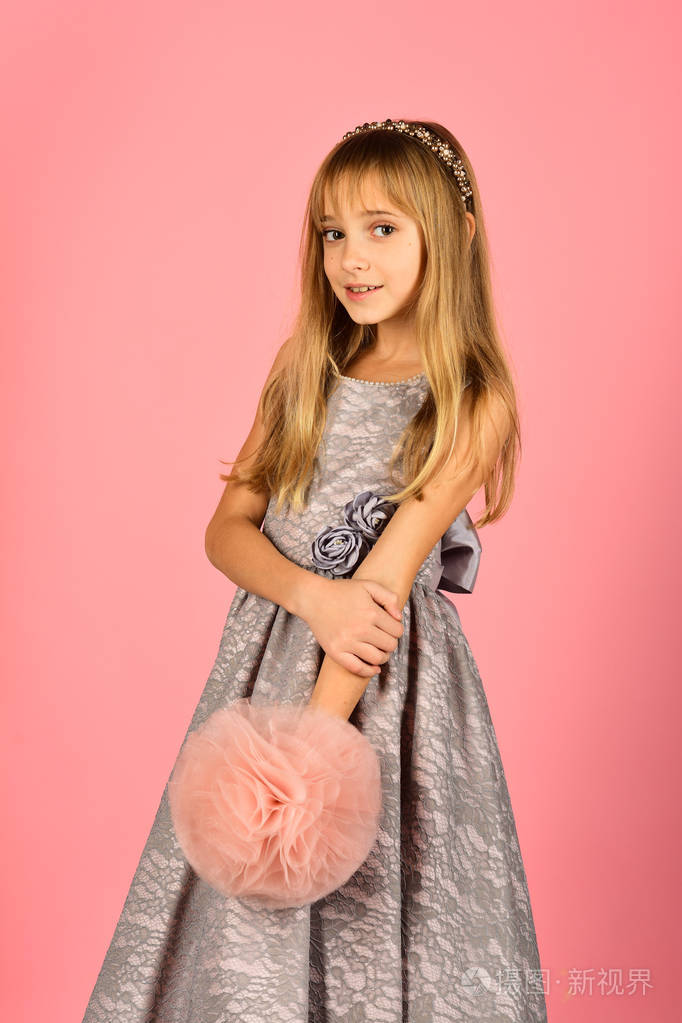 时尚美女小公主儿童女孩在时尚的魅力礼服, 优雅.