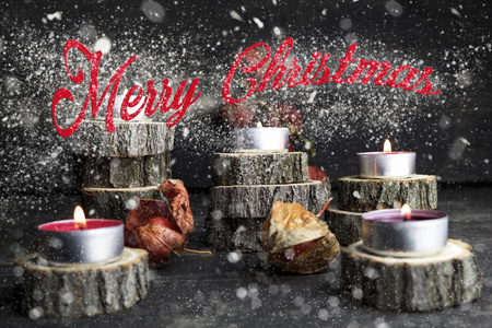 圣诞快乐。圣诞蜡烛，装饰上搁在雪片状和星尘仿古木制背景上的木原木