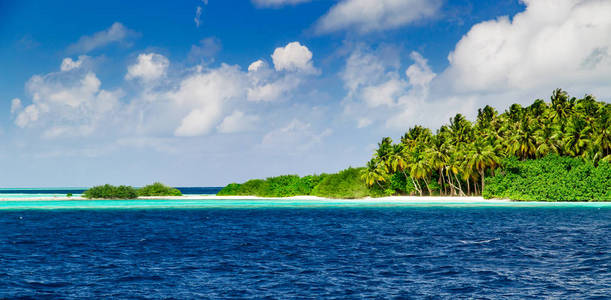 美丽的自然景观的热带小岛在白天