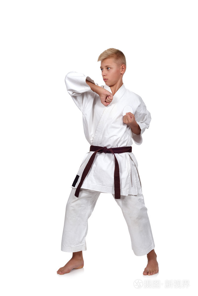空手道男孩在和服战斗