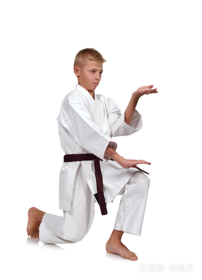 和服的空手道男孩