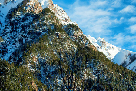 冬天山风景与岩石和雪图片