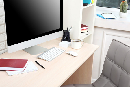 工作场所与在办公室中的计算机照片