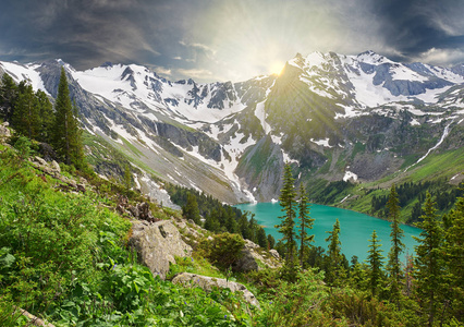 美丽的夏日风景，阿尔泰山俄罗斯