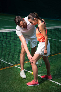 专业的胡子的网球教练和年轻的女人在一起工作