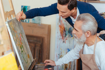 集中帮助老人在绘画的艺术家