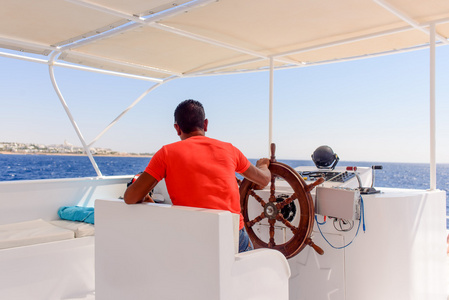舵手游艇上的船长或舵手照片