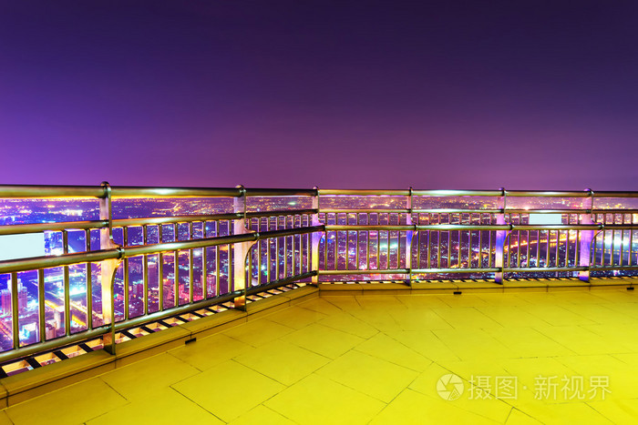 一座摩天大楼的屋顶