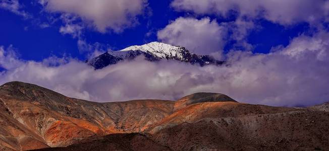 美丽多云日出与雪岭山脉