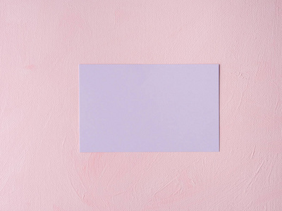 粉色带纹理的背景上的紫色蜡笔卡