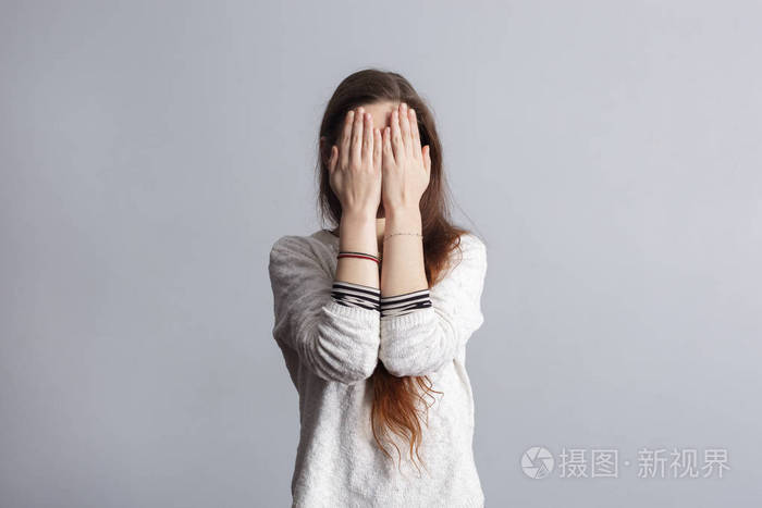 少女的长发遮脸照片-正版商用图片0ft3wr-摄图新视界