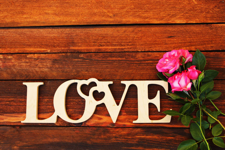 爱字和芳香的玫瑰照片