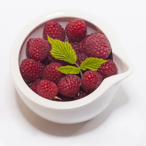 在一个碗里叶成熟树莓