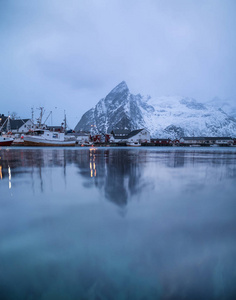 小船在挪威海湾和反射在水表面。美丽的自然风景
