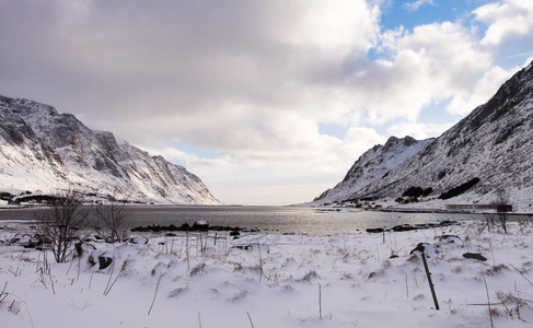 挪威冬季罗弗敦岛海湾的日落颜色
