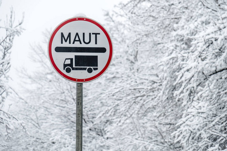 真正的 Maut 标志 lorrys 在雪地里