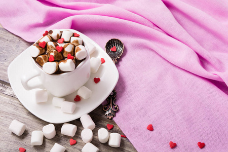 用木制的桌子上的棉花糖，甜心杯热巧克力