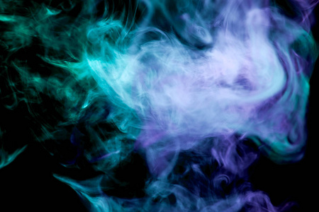 彩色蓝色和紫色烟雾在黑色孤立的背景。背景从 vape 的烟雾