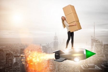 迅速的定位妇女在快速的箱子交付服务在火箭照片