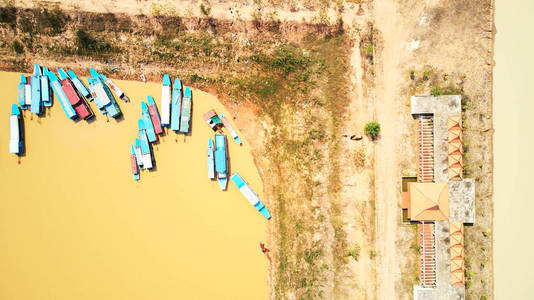 暹粒洞里萨湖的船鸟瞰图柬埔寨