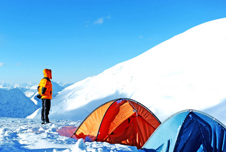 在白雪皑皑的山上的登山者