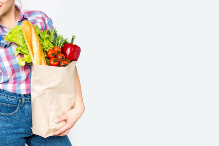 健康食品的年轻妇女穿着休闲服装隔离在白色背景