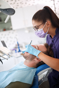 牙医与牙科门诊病人一起工作