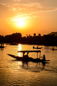 在斯利那加，克什米尔，印度的日落达尔湖