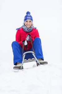 幸福的女人享受的雪橇