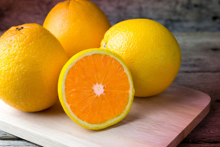 木制的桌子上的橘子。选择性的焦点