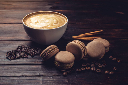 咖啡与主人和巧克力在心的形状