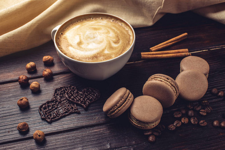 咖啡与主人和巧克力在心的形状