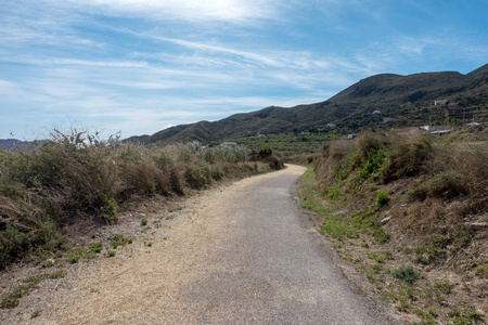 Lucainena 蓝天下的绿色道路