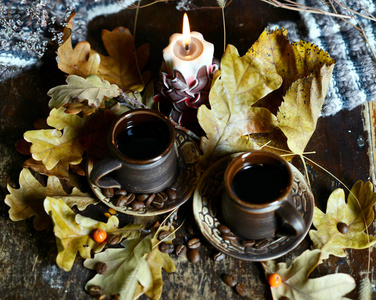棕色的陶瓷咖啡杯。蜡烛